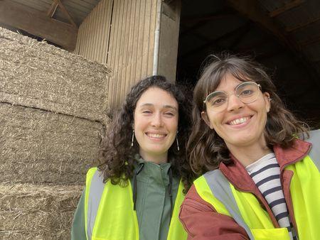 Eline et Lucile, représentantes de TRIBU lors du  « tourbus chanvre » - image TRIBU